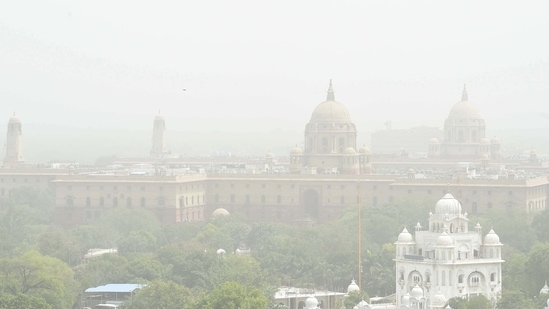 IMD scientists said dusty south-westerly winds have been blowing through the national capital since Tuesday, spiking pollution levels.(Arvind Yadav/HT PHOTO) IMD scientists said dusty south-westerly winds have been blowing through the national capital since Tuesday, spiking pollution levels.(Arvind Yadav/HT PHOTO)