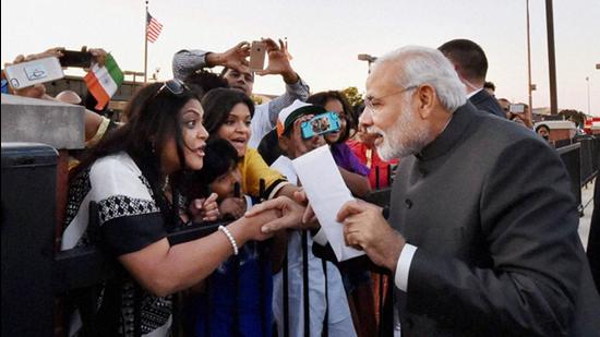 PM Modi meets people of Indian origin in the US in 2014. (HT archive)