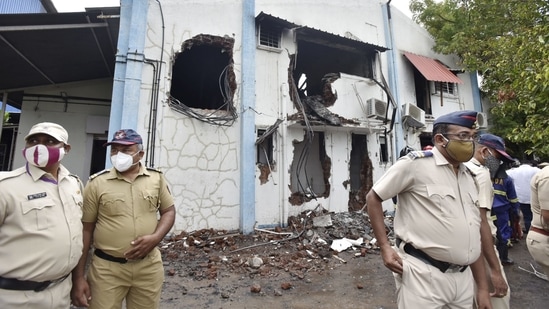 Police personnel at SVS Aqua Technologies, where a major broke out claiming 18 lives, in Mulshi taluka of Pune district.(PTI) Police personnel at SVS Aqua Technologies, where a major broke out claiming 18 lives, in Mulshi taluka of Pune district.(PTI)