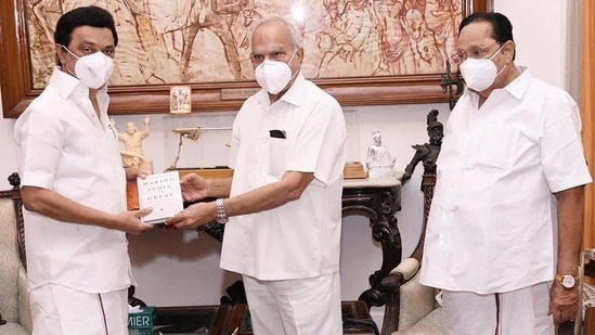 During his meeting with Governor Banwarilal Purohit (centre), chief minister MK Stalin (left) handed over a report and briefed him on the steps taken by the government in controlling the second coronavirus wave.(Twitter/@arivalayam)