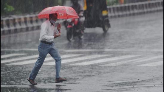 Most parts of Mumbai received intense showers as early as 4am on Wednesday, June 9. (Satish Bate/HT photo) Most parts of Mumbai received intense showers as early as 4am on Wednesday, June 9. (Satish Bate/HT photo)