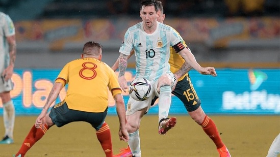 Lionel Messi in action against Colombia defenders. (Twitter)