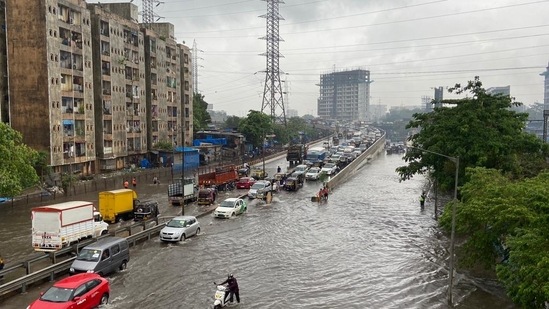 Heavy waterlogging was reported in the Santa Cruz-Chembur Link Road.(Pratik Chorge / HT Photo)