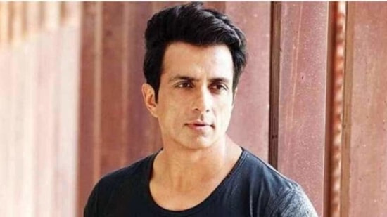 Sonu Sood had helped migrant workers last year. During the second wave, the actor has been helping with oxygen beds and hospital admissions. Sonu Sood had helped migrant workers last year. During the second wave, the actor has been helping with oxygen beds and hospital admissions.