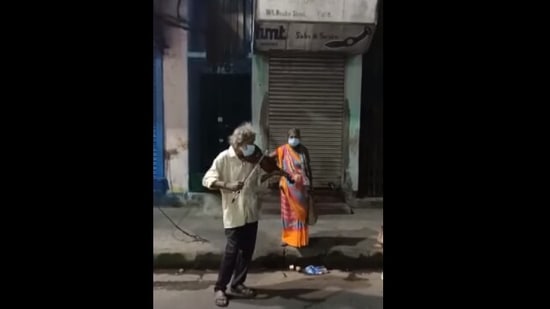 The image shows Bhagaban Mali playing the violin at Beadon Street, North Kolkata.(Facebook/Anindita Ghosh) The image shows Bhagaban Mali playing the violin at Beadon Street, North Kolkata.(Facebook/Anindita Ghosh)