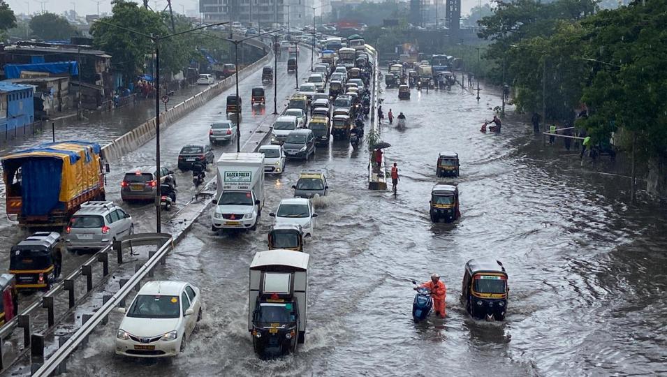 Waterlogging on Santacruz Chembur link road near Tilak Nagar station in Mumbai on Wednesday, June 9. (Pratik Chorge/HT photo) Waterlogging on Santacruz Chembur link road near Tilak Nagar station in Mumbai on Wednesday, June 9. (Pratik Chorge/HT photo)
