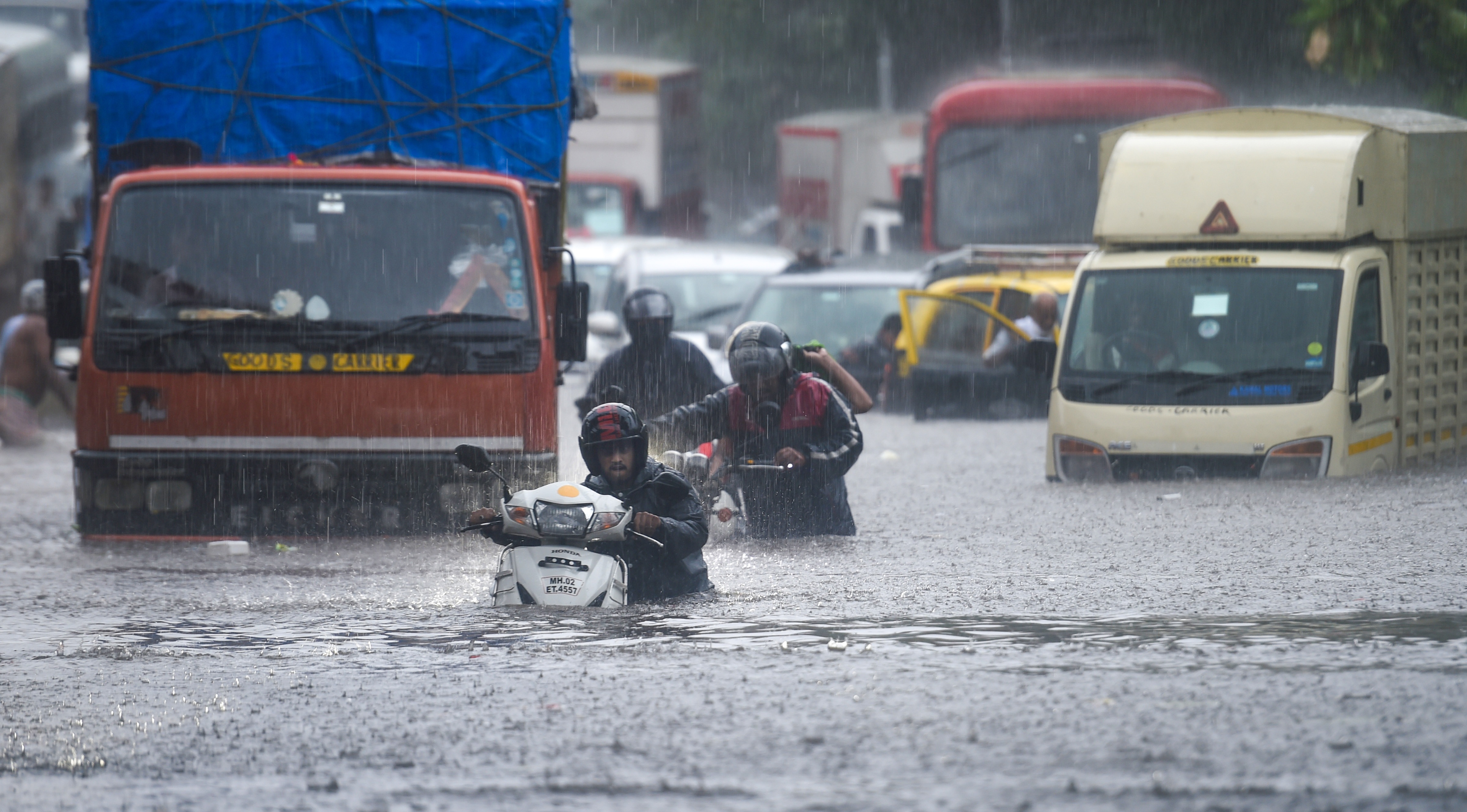 Vehicles make their way through the waterlogged road during heavy rain, at Kings Circle, in Mumbai, Wednesday, June 9, 2021. (PTI) Vehicles make their way through the waterlogged road during heavy rain, at Kings Circle, in Mumbai, Wednesday, June 9, 2021. (PTI)