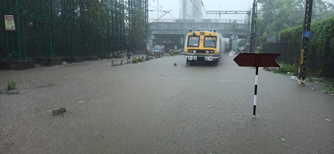Water logging seen on the railway tracks at Chunabhatti during heavy rain in Mumbai. (Satish Bate/ HT Photo) Water logging seen on the railway tracks at Chunabhatti during heavy rain in Mumbai. (Satish Bate/ HT Photo)
