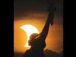 A glimpse of the Solar Eclipse capture behind the Statue of Liberty in USA.(Twitter/@GaryHershorn) A glimpse of the Solar Eclipse capture behind the Statue of Liberty in USA.(Twitter/@GaryHershorn)