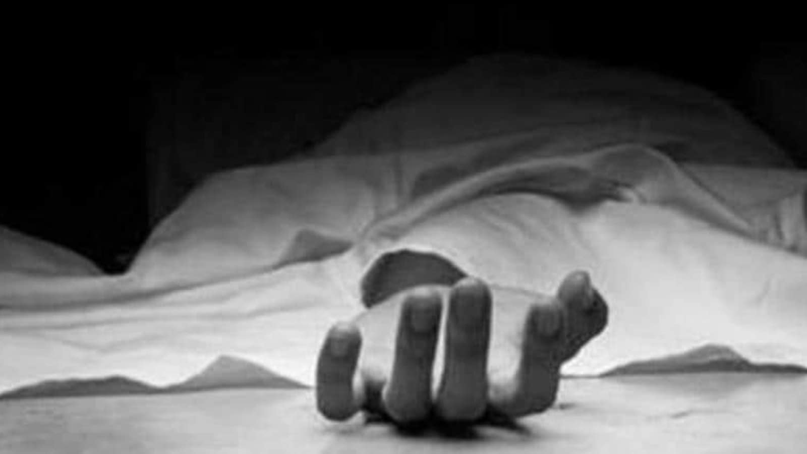 Chhattisgarh woman jumps infront of train with 5 kids Latest News