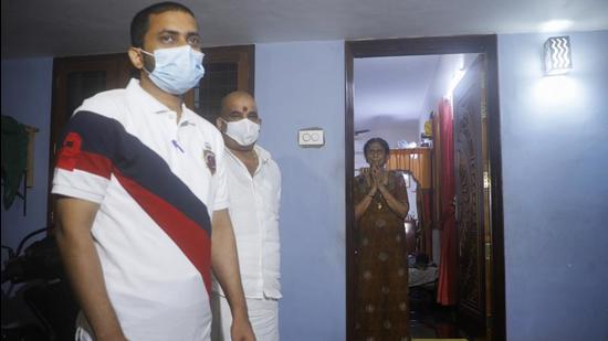 Becks Krishnan with his family in Kerala after returning from UAE late Wednesday night. (HT Photo) Becks Krishnan with his family in Kerala after returning from UAE late Wednesday night. (HT Photo)