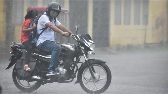 Commuters brave the rain in Sangam city on Wednesday. (Anil Kumar Maurya/HT Photo) Commuters brave the rain in Sangam city on Wednesday. (Anil Kumar Maurya/HT Photo)
