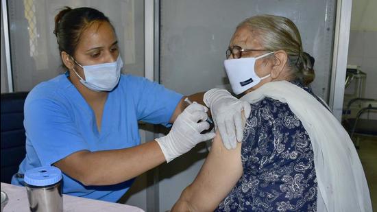 A medic administers a Covid vaccine dose to a woman in Ludhiana on Thursday. (Harsimar Pal Singh/Hindustan Times)