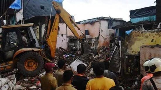 A residential structure collapsed over another in the New Collector Compound in Malad West in Mumbai on Wednesday night. (Satish Bate/HT PHOTO.) A residential structure collapsed over another in the New Collector Compound in Malad West in Mumbai on Wednesday night. (Satish Bate/HT PHOTO.)