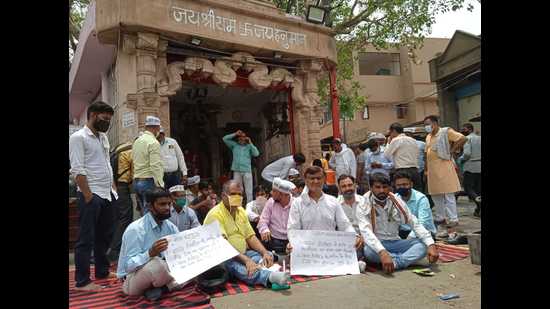 Activists of Aam Aadmi Party lodging protest against Shri Paras Hospital in Agra. (ht) Activists of Aam Aadmi Party lodging protest against Shri Paras Hospital in Agra. (ht)