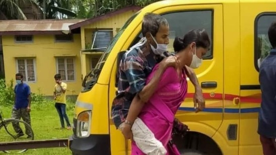 Viral photo of Niharika Das carrying her Covid-infected father-in-law on her back.(Aimee Baruah/Twitter)