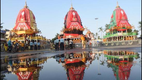 At least 88 people including 40 carpenters, 31 bhoi servitors, 13 blacksmiths and four temple officials are working since Akshaya Tritiya (May 15) to make the 3 chariots. (HT FILE PHOTO.) At least 88 people including 40 carpenters, 31 bhoi servitors, 13 blacksmiths and four temple officials are working since Akshaya Tritiya (May 15) to make the 3 chariots. (HT FILE PHOTO.)