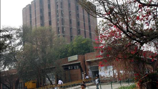 A group of 15-20 students vandalised the glass of the BR Ambedkar Library at JNU, had altercations with security guards and forcibly entered the library at around 11 am on Tuesday. (HT PHOTO.) A group of 15-20 students vandalised the glass of the BR Ambedkar Library at JNU, had altercations with security guards and forcibly entered the library at around 11 am on Tuesday. (HT PHOTO.)