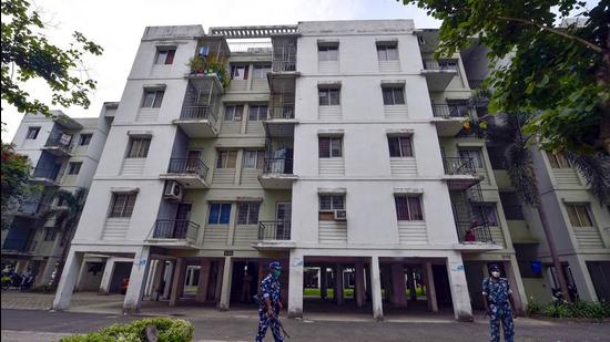 Kolkata: Security personnel deployed at the apartment complex at New Town where two Punjab gangsters, Jaipal Singh Bhullar and Jaspreet Jassi, were shot dead in an encounter with West Bengal special task force personnel. One police inspector was injured in the gunfight. (PTI)