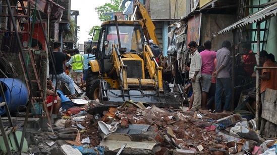 The Mumbai Fire Brigade on Thursday said that they will call off the search operations as nobody is found in the debris.(Reuters)