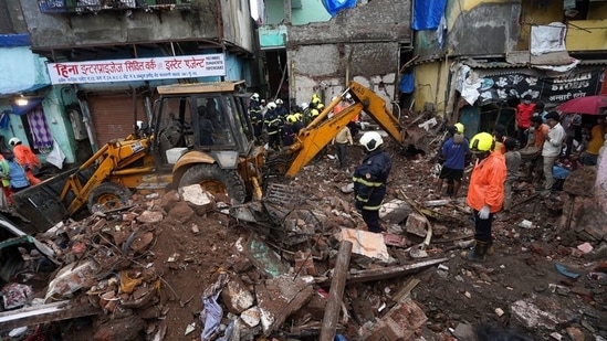Maharashtra chief minister Uddhav Thackeray on Thursday announced an ex gratia payment of <span class='webrupee'>₹</span>5 lakh for the family members of those who died in the building collapse incident and said that the state will bear the cost of treatment for all the injured.(Reuters)