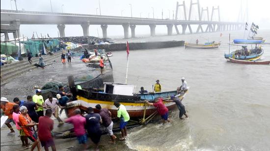 Fishermen at Worli in Mumbai on June 8. (Anshuman Poyrekar/HT photo) Fishermen at Worli in Mumbai on June 8. (Anshuman Poyrekar/HT photo)