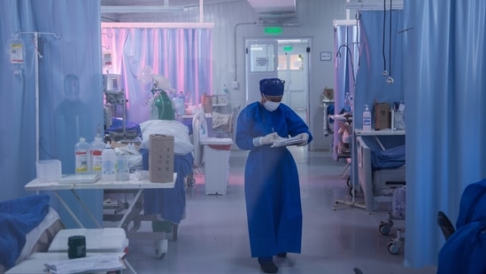 Health workers take care of Covid-19 patients. (Bloomberg) Health workers take care of Covid-19 patients. (Bloomberg)