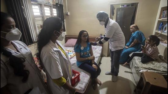 A beneficiary gets her Covid-19 vaccine jab at home during a door-to-door vaccination drive at Shaniwar peth in Pune on Thursday, June 10. (Pratham Gokhale/HT photo)