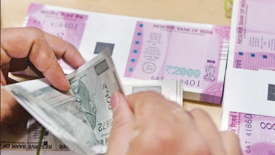 A bank staff member counts Indian 500 rupee notes to give to customers on November 24, 2016, in the wake of the demonetisation of old 500 and 1000 rupee notes in Mumbai. The US dollar hit a record high against the Indian rupee November 24 as the greenback surges on expectations of a rate hike next month following Donald Trump's shock presidential election victory. The US currency bought 68.8625 rupees during early afternoon forex trading, surpassing the previous high of 68.8450 recorded in August 2013. / AFP PHOTO / INDRANIL MUKHERJEE (AFP)