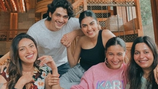 Alia Bhatt, Shaheen Bhatt and Akansha Ranjan joined their friends for a lunch together. Alia Bhatt, Shaheen Bhatt and Akansha Ranjan joined their friends for a lunch together.