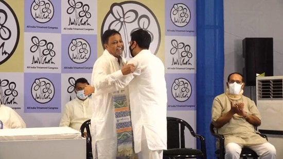 Abhishek Banerjee greets Mukul Roy on his return. (Facebook/AITMC)