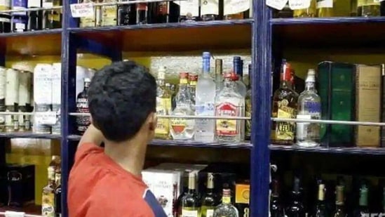 The orders for home delivery of liquor can be taken through mobile apps and websites.(Representational image) The orders for home delivery of liquor can be taken through mobile apps and websites.(Representational image)