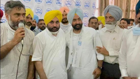 AAP Punjab president Bhagwant Mann with Youth Congress leader Davinderjeet Singh Laddi (blue turban) and others in Moga on Friday. Laddi was considered close to Punjab finance minister Manpreet Singh. (HT photo) AAP Punjab president Bhagwant Mann with Youth Congress leader Davinderjeet Singh Laddi (blue turban) and others in Moga on Friday. Laddi was considered close to Punjab finance minister Manpreet Singh. (HT photo)