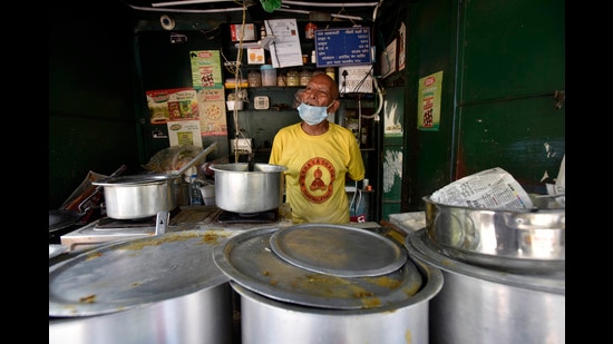 Kanta Prasad is back at his food stall, Baba Ka Dhaba, after an unsuccessful attempt at running a new restaurant. (Photo: Sanjeev Verma/HT)