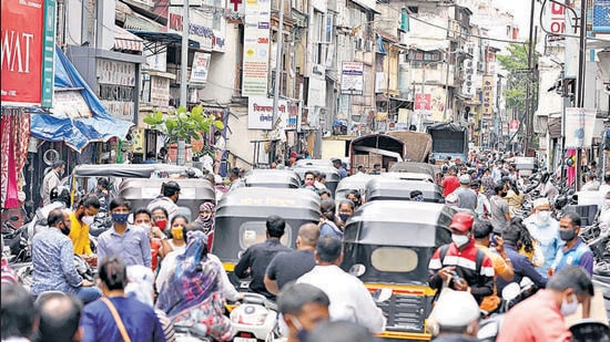 Residents crowd at Bohriali in Pune on Thursday, as the shopping district is now fully open after lockdown. (RAHUL RAUT/HT)