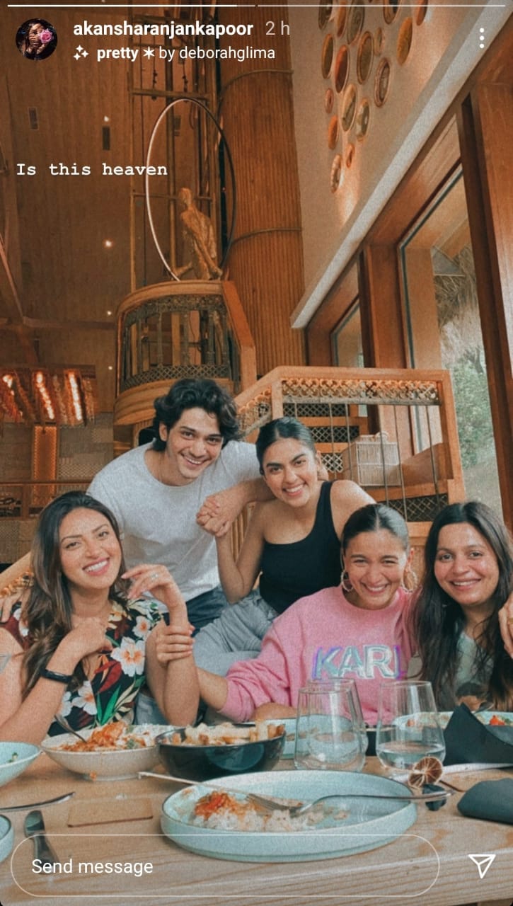 Alia Bhatt poses with her sister Shaheen and their friends in a latest pic.