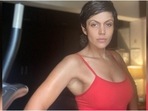 Mandira Bedi does handstands and push-ups after bad behaviour on Friday(Instagram/@mandirabedi) Mandira Bedi does handstands and push-ups after bad behaviour on Friday(Instagram/@mandirabedi)