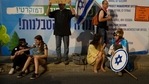 Os manifestantes condenaram Netanyahu, que se tornou o primeiro primeiro-ministro israelense indiciado enquanto estava no cargo, e está sendo julgado por corrupção.  Na foto - Manifestantes do lado de fora da residência oficial do PM em Jerusalém. (AP)