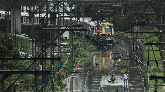 Mumbai has now recorded a total of 706.1 mm of rain (as of 5:30 pm on Saturday) -- as against the monthly average rainfall of 505 mm -- between June 1 and June 12. (HT PHOTO.)