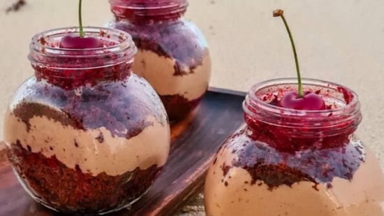 Raw Chocolate Mousse: Treat your hunger pangs with this lip-smacking healthy chocolate mousse. The secret ingredient to this recipe is avocado. All you need to do is blend all the ingredients and your dessert is ready.(Instagram/rifnas_kitchen)