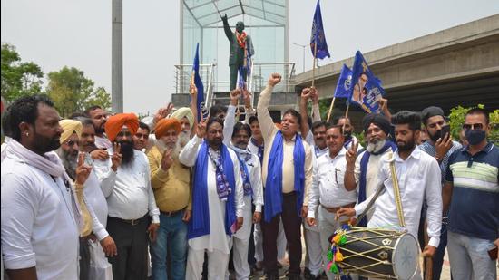 SAD-BSP leaders gathered at Jalandhar bypass after announcement of the alliance on Saturday. (Gurpreet Singh/HT) SAD-BSP leaders gathered at Jalandhar bypass after announcement of the alliance on Saturday. (Gurpreet Singh/HT)