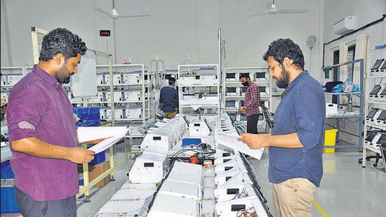 Nikhil Kurele (left) and Harshit Rathore used innovative methods to inspire startup Noccarc’s staff to deliver close to 2,700 ventilators (seen here) in just 50 days. (HT PHOTO)