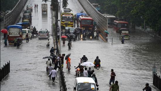 People wade through a waterlogged road after heavy rains in Mumbai, India, June 9, 2021. REUTERS/Hemanshi Kamani (REUTERS) People wade through a waterlogged road after heavy rains in Mumbai, India, June 9, 2021. REUTERS/Hemanshi Kamani (REUTERS)