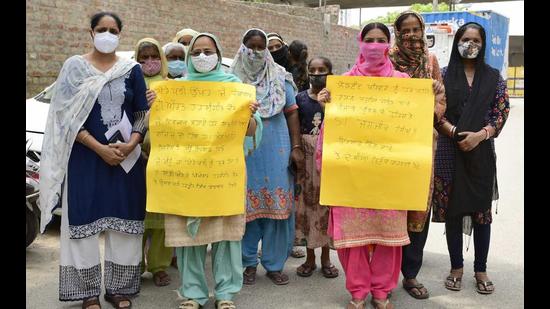 Shivjit Kaur (centre) with the memorandum outside Ludhiana Grievances Committee member Simmi Chopra Pashan’s office on Saturday. (Harsimar Pal Singh/HT)