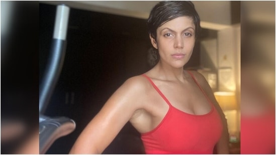 Mandira Bedi does handstands and push-ups after bad behaviour on Friday(Instagram/@mandirabedi)