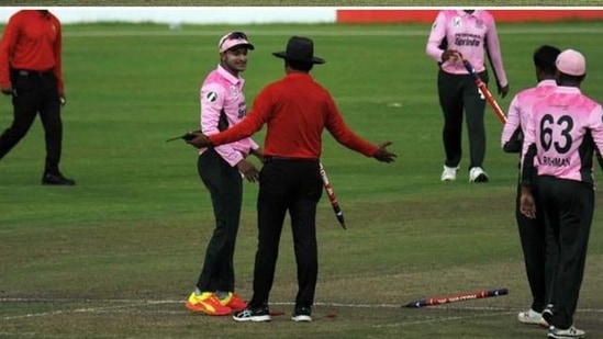 Shakib Al Hasan arguing with the umpires