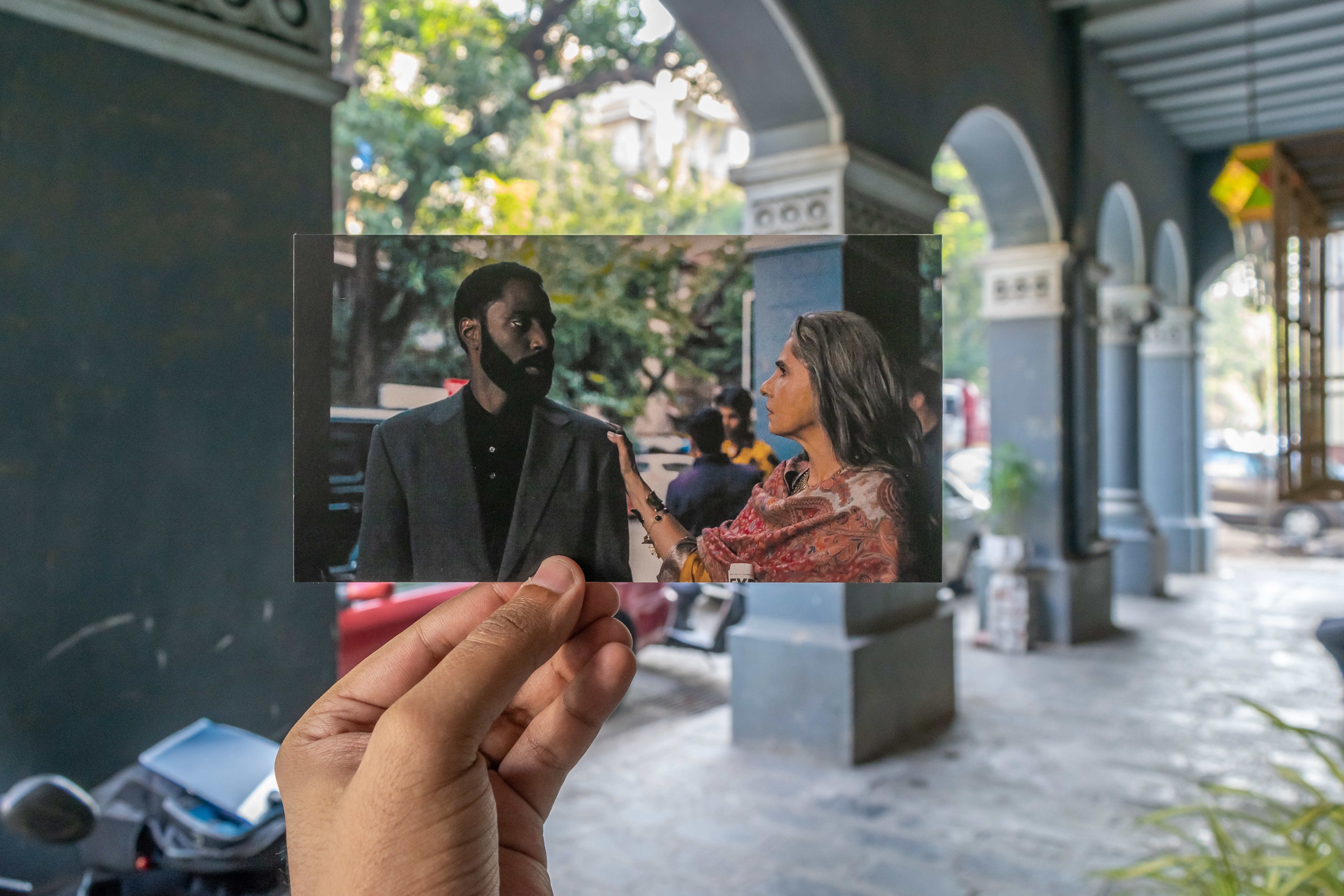 John David Washington and Dimple Kapadia at Mumbai’s Fort area, in a scene from Christopher Nolan’s Tenet (2020). (Image courtesy Murtaza Ametwal)