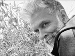 Milind Soman's dead hang on deck railing is new fitness goals, fans go ‘OMG'