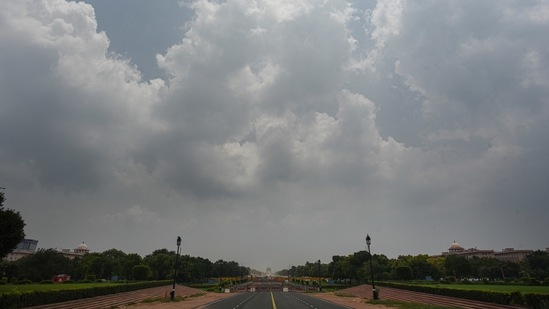 Clouds hover over Rajpath in New Delhi.(Sanchit Khanna/HT PHOTO)