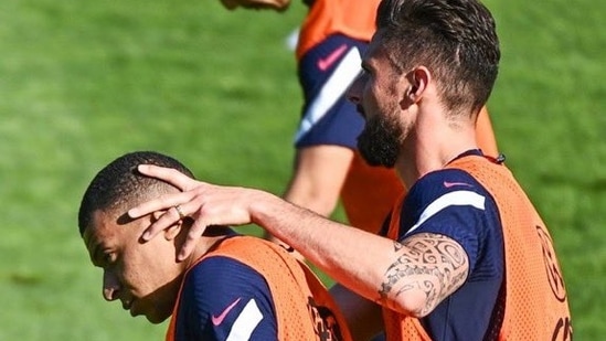 Kylian Mbappe (left) and Olivier Giroud during France training.(Twitter)